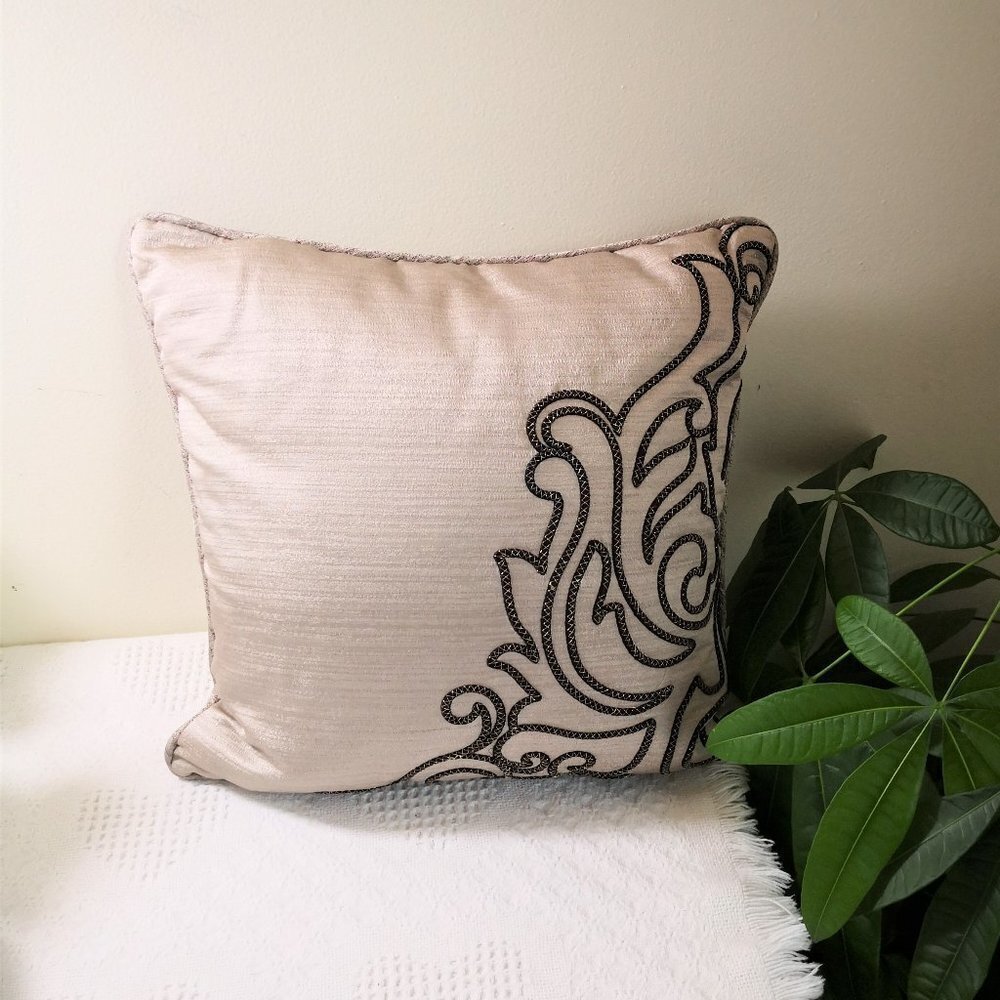 Embroidered Decoration Pillow